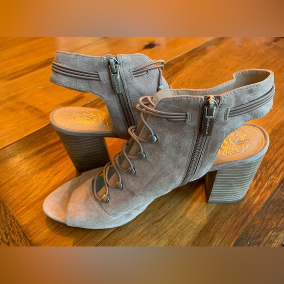 Vince Camuto shoes. Size 9.5. - Picture 5 of 10